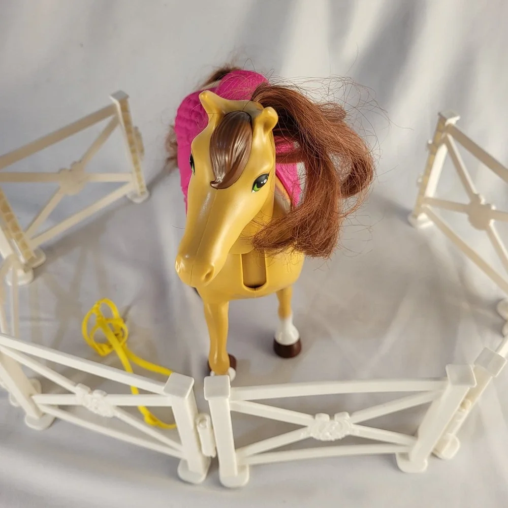 2018 Mattel BARBIE Horse from Hugs 'N' Horses With Hot Pink Saddle and Corral